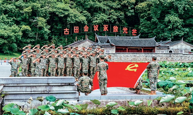 始終堅持從政治上建設(shè)和掌握軍隊